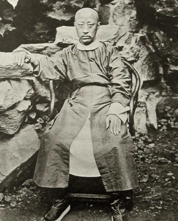 1867年，12岁的同治在给慈禧请安时，看到她床上有一双男人手，待看清男人的脸后