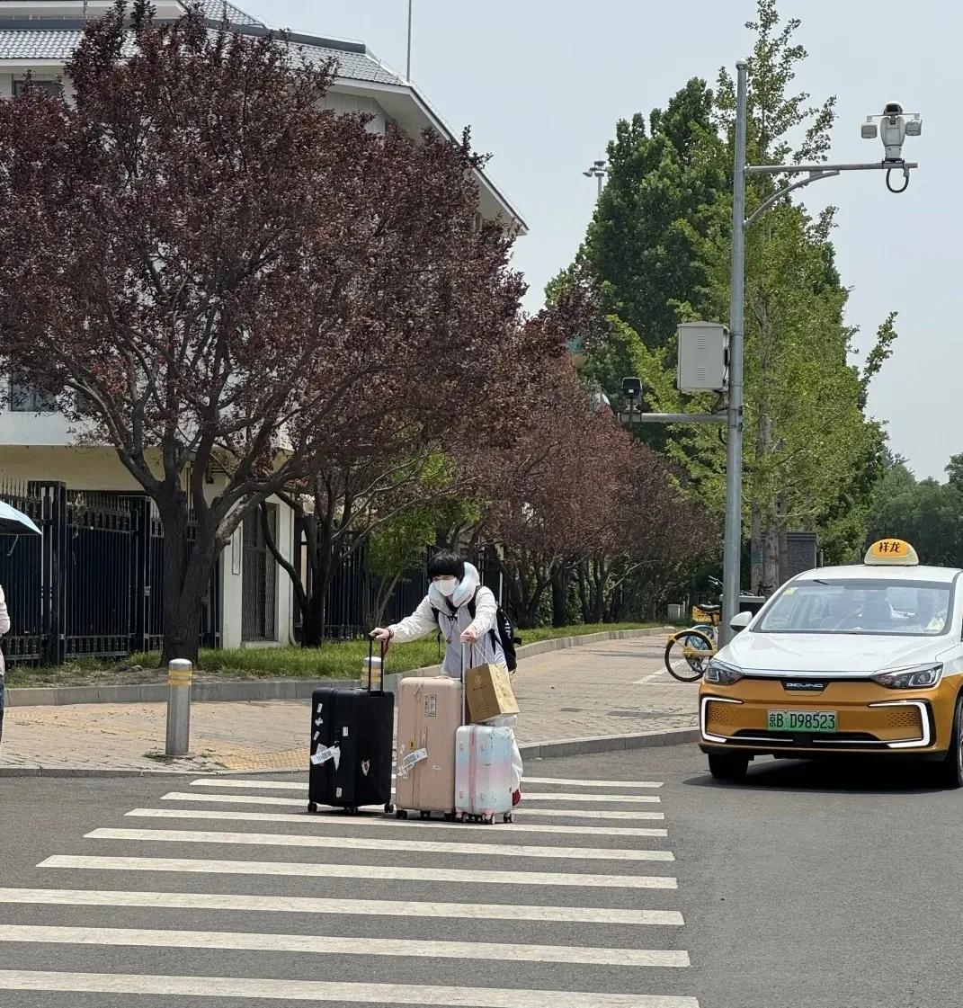 国乒结束河北雄安的乒超联赛，今天已经回到北京体育总局。
蒯曼推着大包小包的行李箱