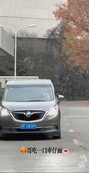 许凯早早就看见了等候他的粉丝，所以他早早的就把手伸出了车窗外，准备好收他们的信，