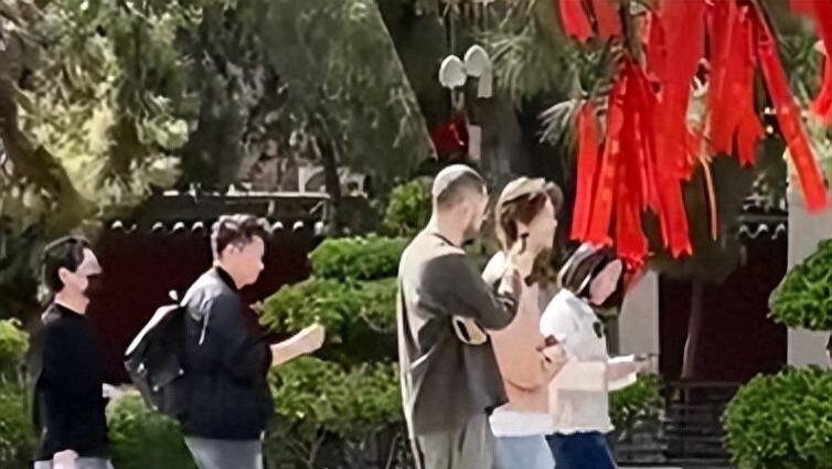 鹿晗石家庄隆兴寺祈福现身，新造型引热议，暴瘦状态令人担忧