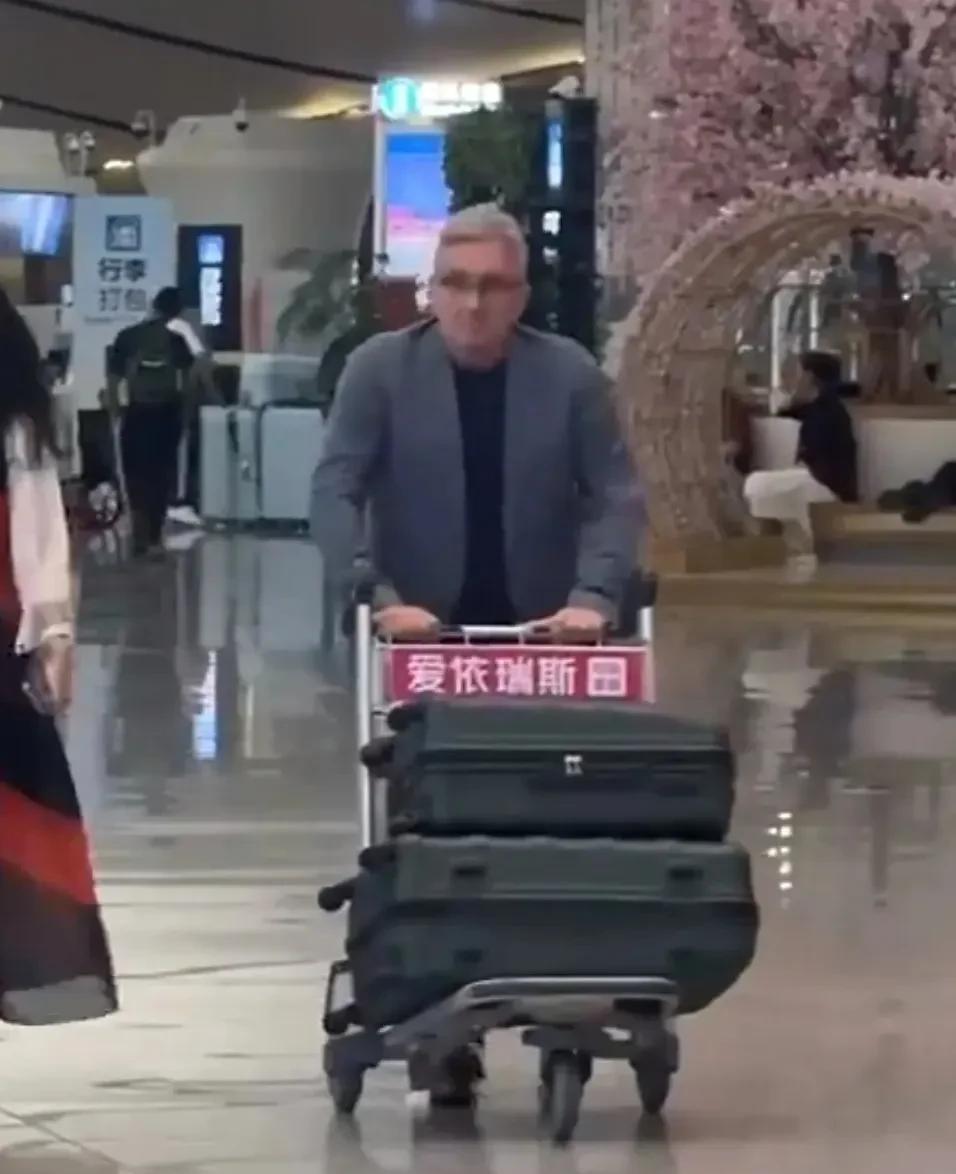 国足止步世界杯，伊万灰溜溜的走了，连个送行的人也没有，这也符合我们的江湖和人情世