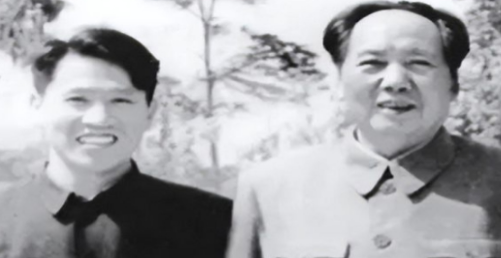 1947年毛主席初见李银桥发出了三连问“银桥，为什么不叫金桥啊？在恩来那里当卫士