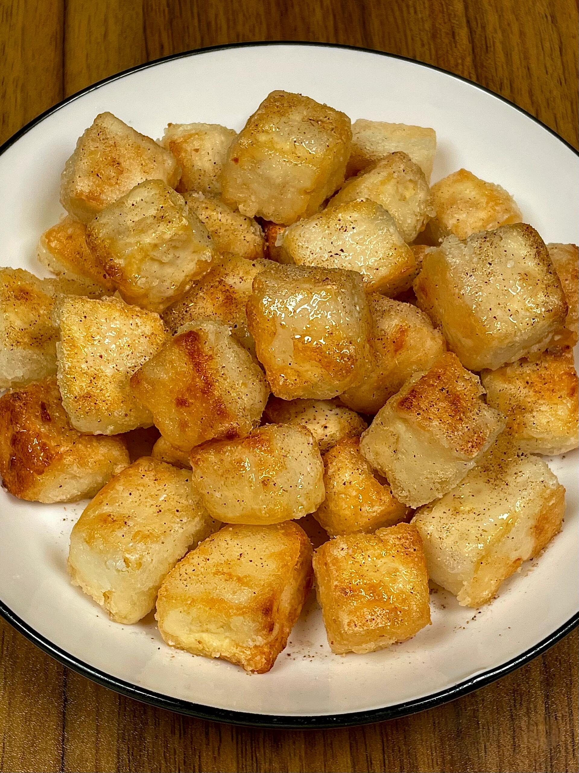 香喷喷的椒盐豆腐！绝了！巨好吃
豆腐外酥里嫩，酥脆可口，撒上椒盐辣椒粉，一整个香