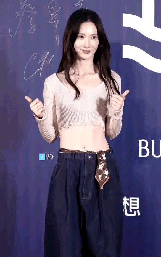 红毯不穿礼服也能上热搜，金晨这次真敢
她把针织衫牛仔裤穿到了万人盯着的红毯上，闪