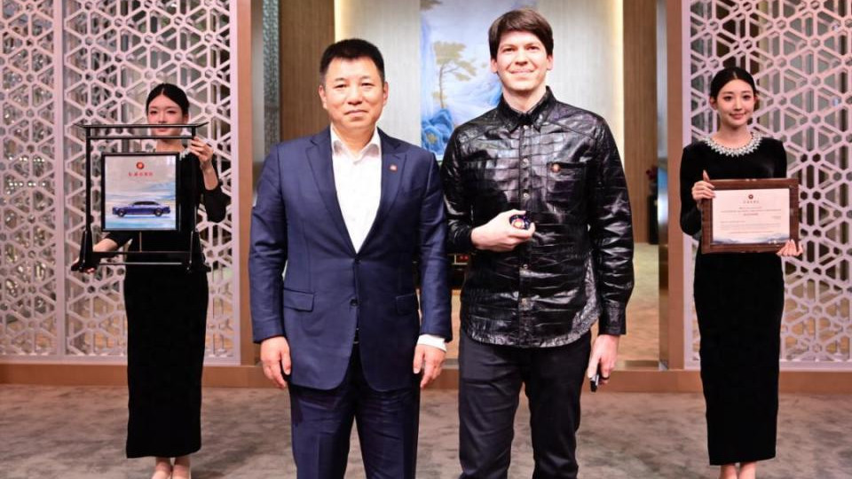 全球首位“红旗国礼兰亭雅韵定制版”车主诞生，指导价718万！