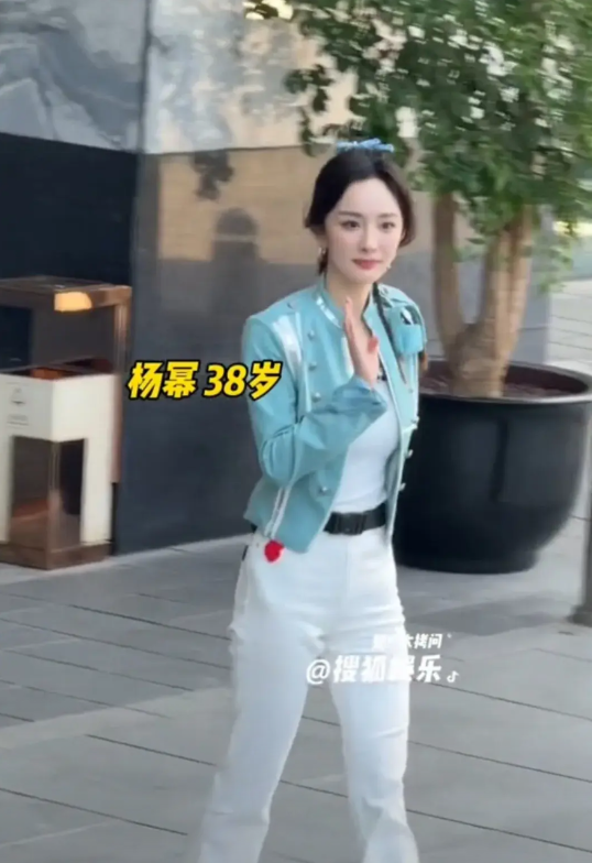 杨幂这身材，绝了，普通衣服穿她身上都这么好看[赞][赞][赞]杨幂真是又漂亮又会