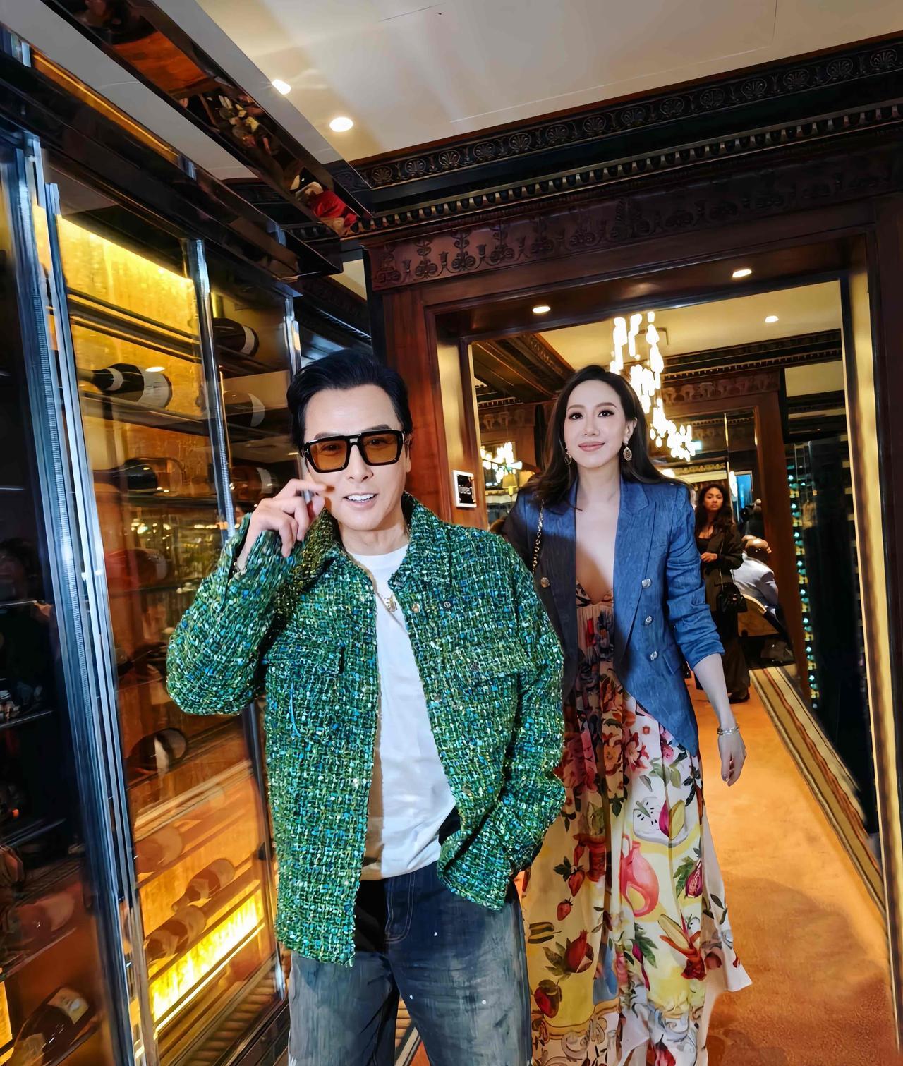 今晚，看到甄子丹发的动态，他老婆真的好漂亮，西服和碎花裙子也好好看。
甄子丹带着