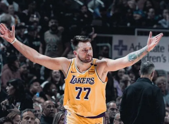 NBA常规赛，湖人142-111战胜奇才。
本场比赛，湖人球员卢卡-东契奇出战3