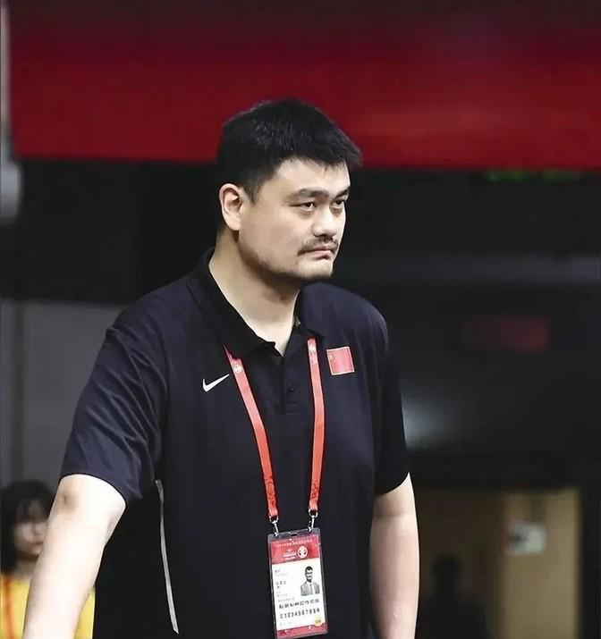 一次，撒贝宁问姚明：“你是如何考取驾照的？”姚明说：“我的驾照是在休斯敦考出来的