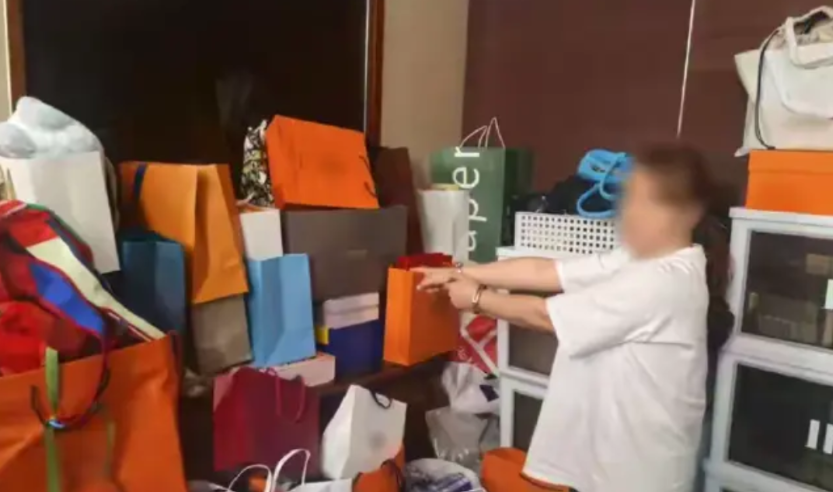 上海，一保姆为了给儿子筹备彩礼，趁雇主不在家，悄悄潜入雇主卧室，偷走了雇主的现金