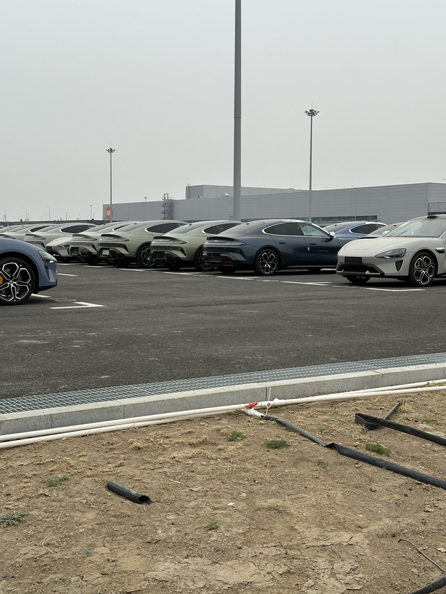 实探小米汽车工厂
在亦庄附近，今天闲的没事儿去溜达了一圈，规模好大，停车场基本停