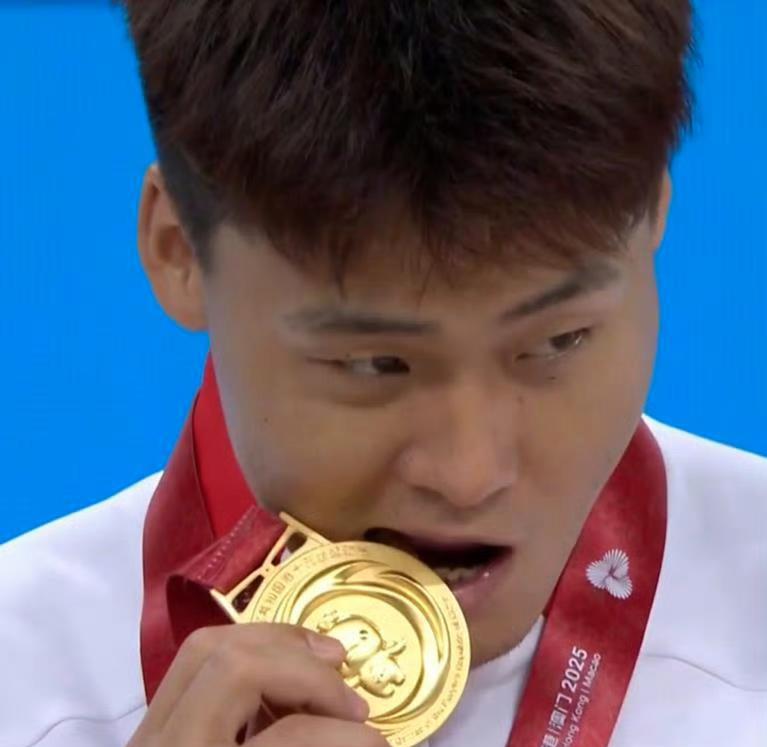         这不，四年前那个带着羡慕眼神、捧着周琦胸前金牌狂啃的大男孩赵睿，