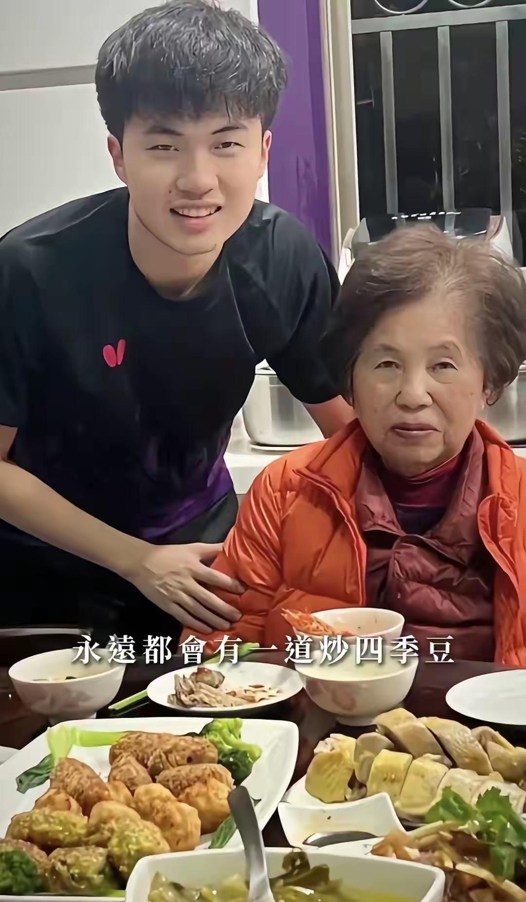 林昀儒晒出了与奶奶 妈妈在一起的照片，温文尔雅的气质才是家传，他的奶奶和妈妈在他