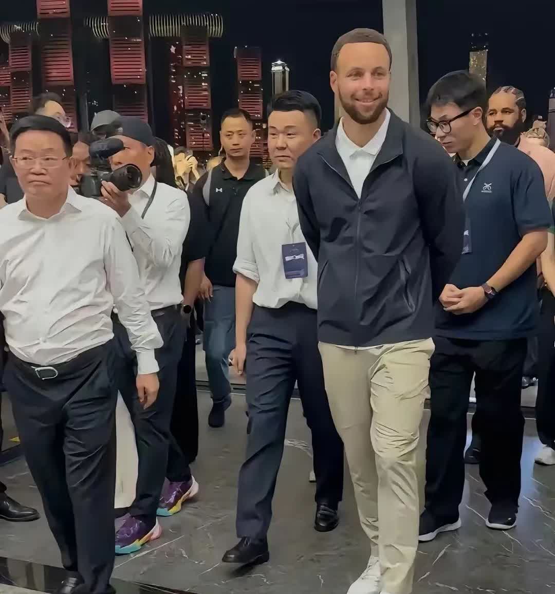 库里中国行，穿了一件小夹克，像模像样的小身板突然变成大个子，随行人员不及其肩部，