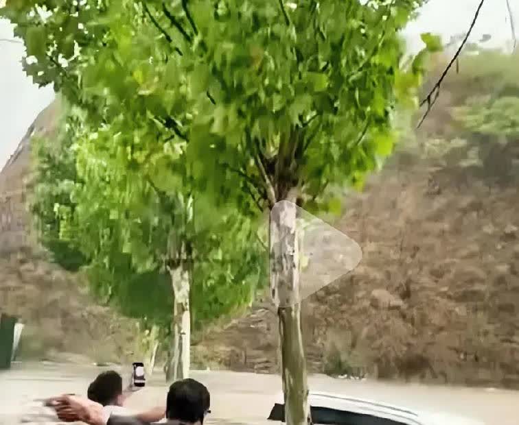 救人就救人别忙着拍视频不安全啊！
近日网传几位男士暴雨中救车内被困女子。
这