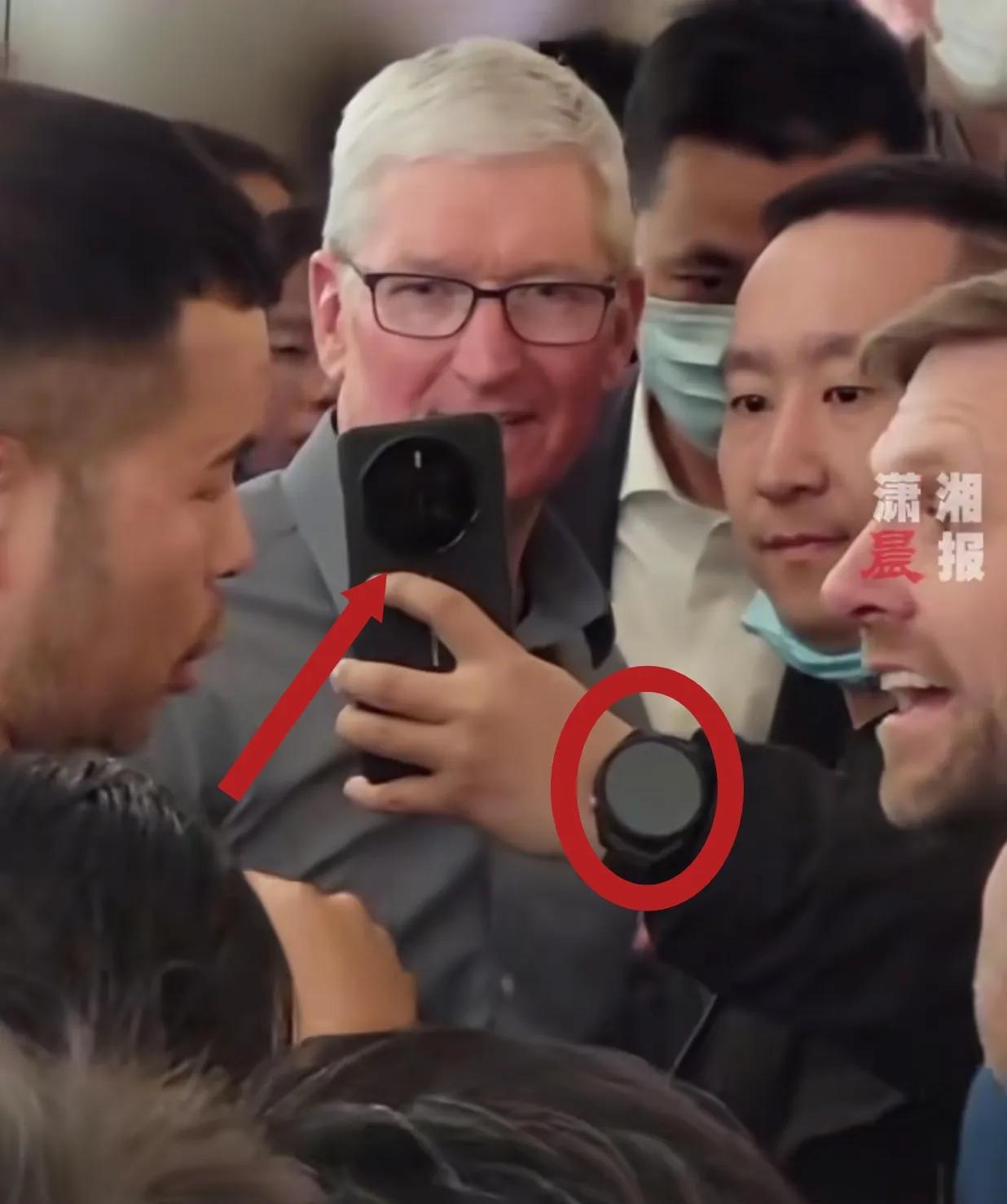 干得漂亮！
苹果CEO库克现身北京王府井，竟然有一小伙子举起他的华为手机要跟他合