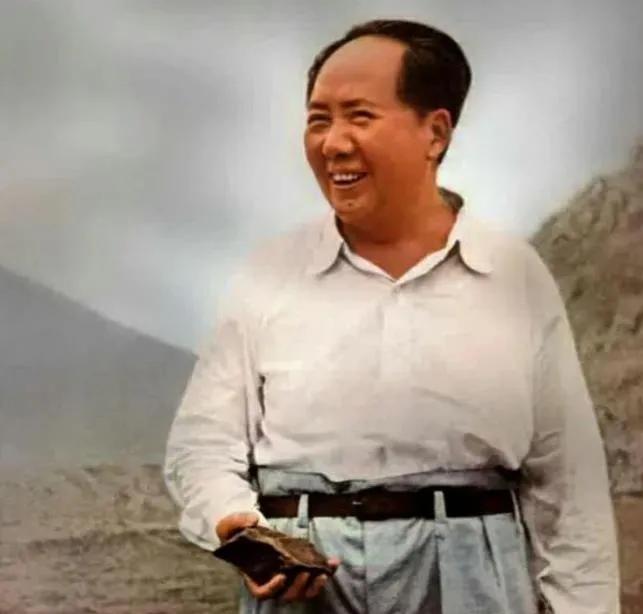 1949年10月1日，新中国的旗帜在天安门广场高高飘扬。一位远在湖南平江的老太太