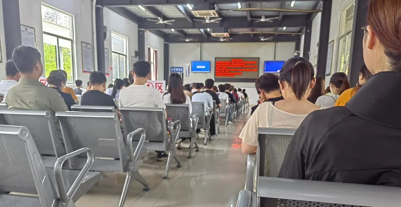 科目三考试排队等候中
希望今天一把能过！！

亲爱的友友，请给我一些鼓励，