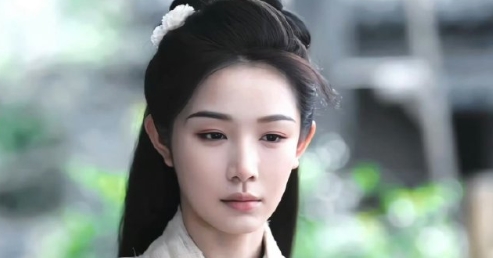 张南古风扮相自带滤镜像游戏女主真的很像橙光女主诶，好有故事感这古风好好看啊，美得