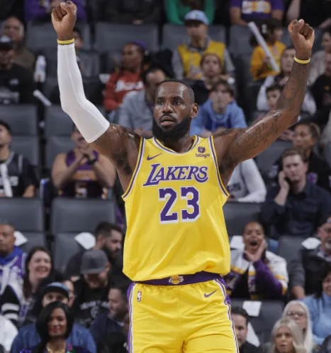 湖人队詹姆斯的球风是最无私的，而且非常愿意提携后辈。喜欢传球而著称。


