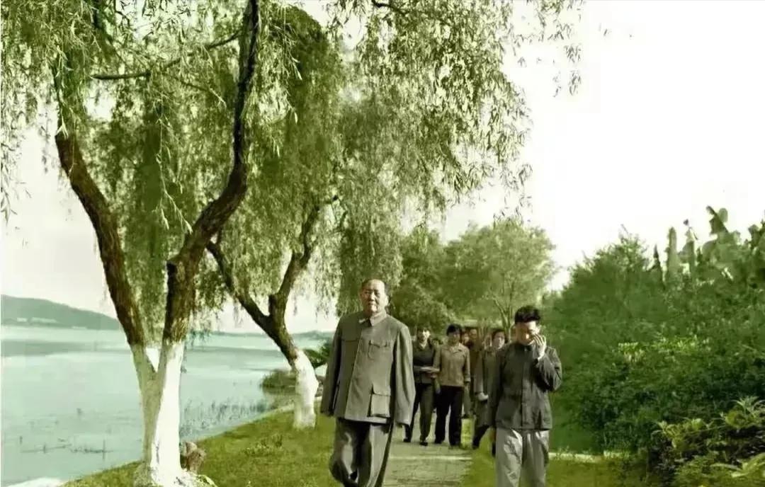 1965年，武汉东湖畔，毛主席在散步，周福明陪伴，留影！卓越的领导才能，超凡的战