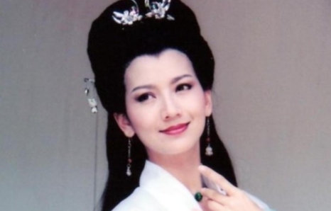 1975年，21岁的赵雅芝嫁给了31岁的香港名医黄汉伟，可婚后3年，赵雅芝便与有