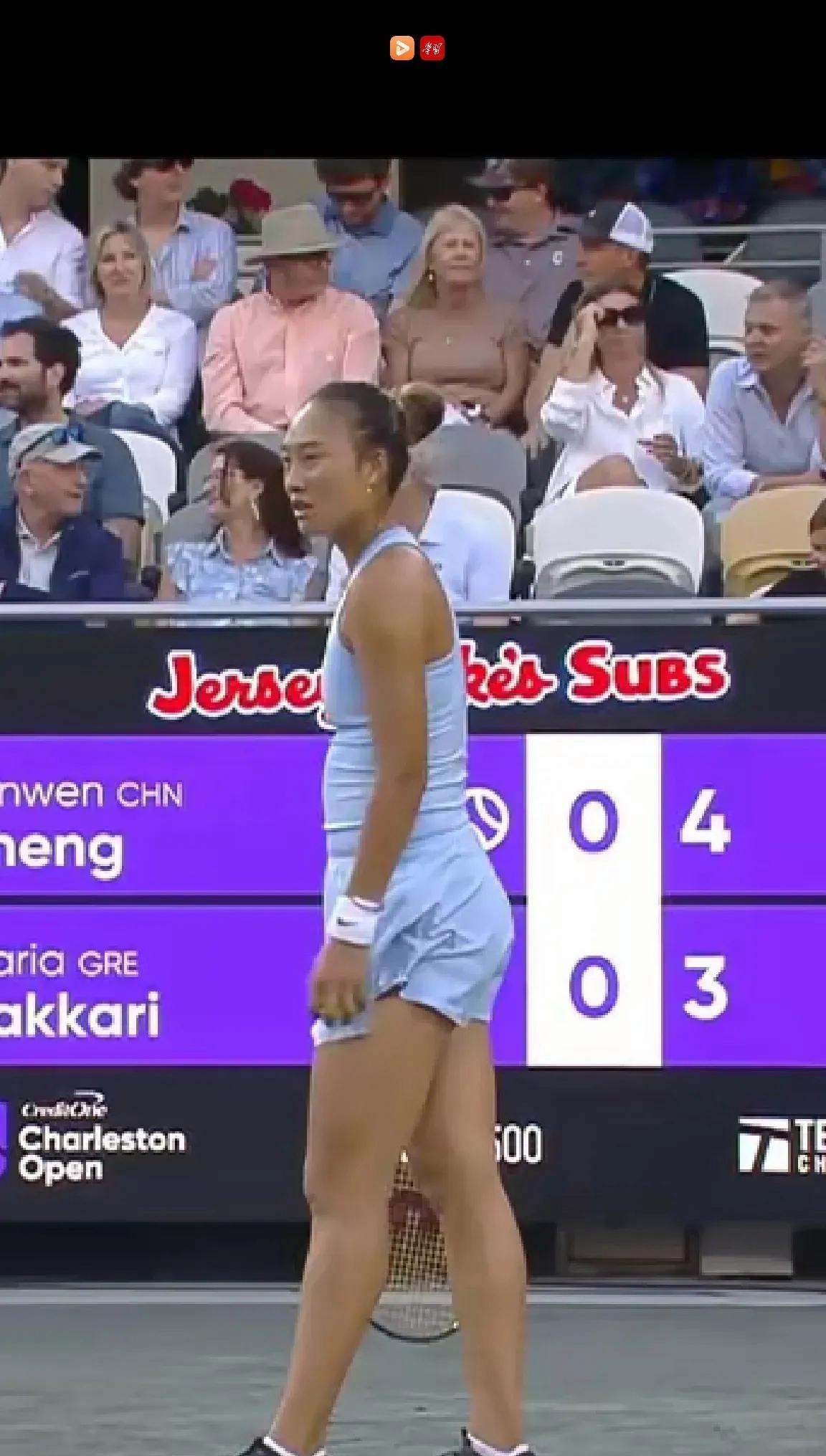 郑钦文对阵萨卡里！
第一盘，郑钦文6：4，赢的了第一盘，双发干的比较焦灼，期待郑