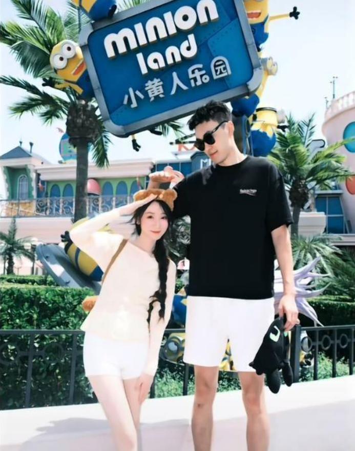 辽宁男篮刘雁宇假期与女友游玩北京环球影城。



这个假期，26岁的刘雁宇选择和