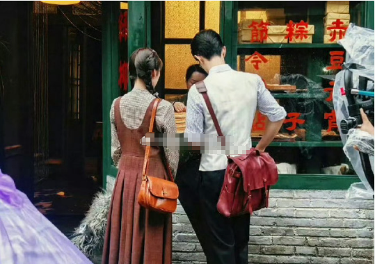 民国时期上海滩大少爷背红包？？？ ​​​
