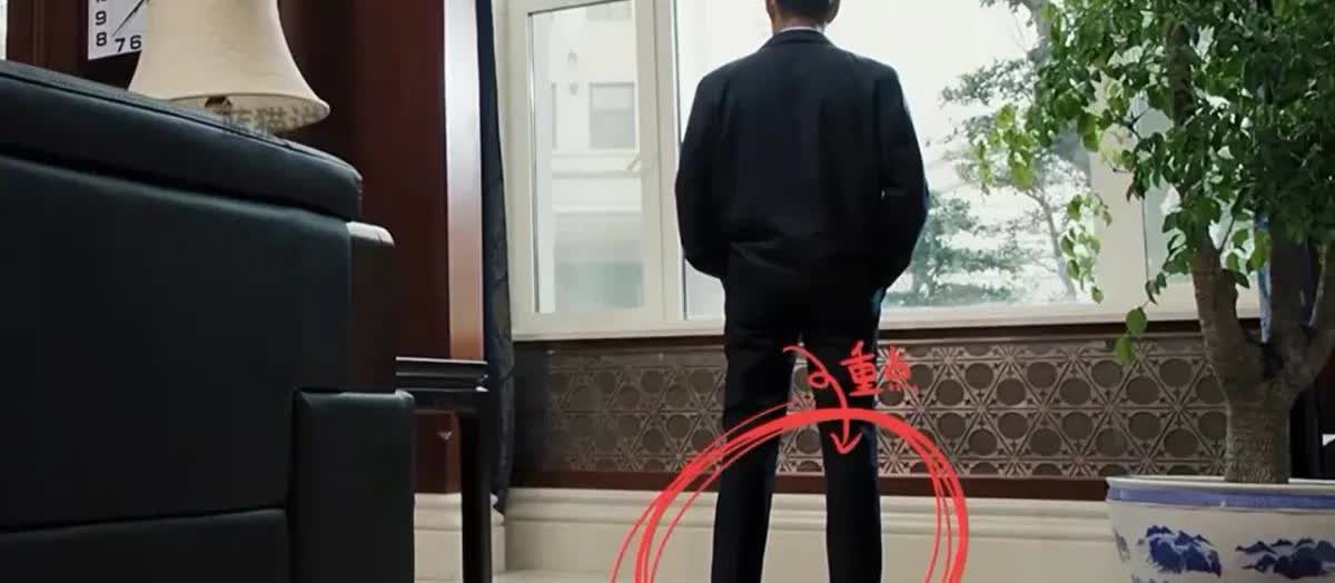 沙瑞金踩红线了！

当省服3号高育良被带走时，沙瑞金踩着地毯的红线，在窗边面