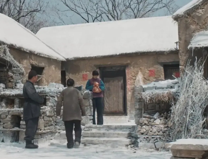 《生万物》里，村里的雪是假的。
能够确定的是，宁绣绣被绑架上山的那场戏，是在吉林