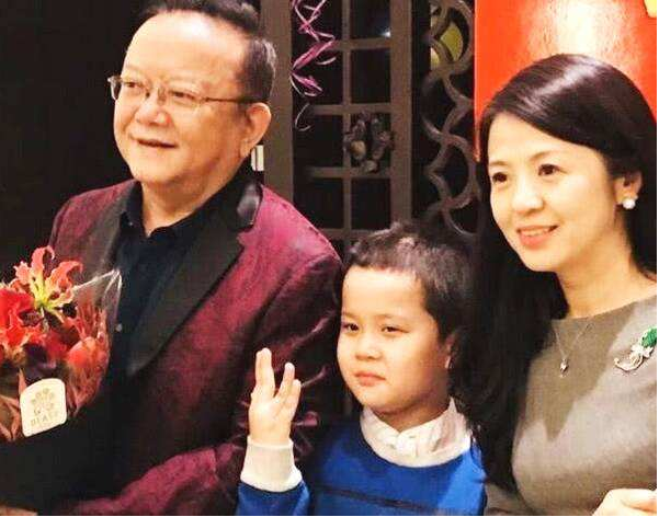 2006年，58岁的王刚三婚娶了小他20岁的郑艳东，新婚当晚王刚对郑艳东说：“我