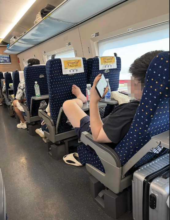 你永远不知道高铁桌子上放过什么...