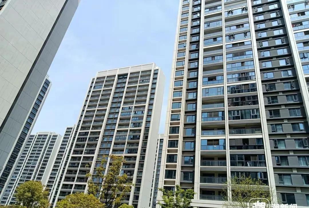 浙江杭州，一女子看中一套98平的房子，开发商给她打八六折，到手200来万，她当场