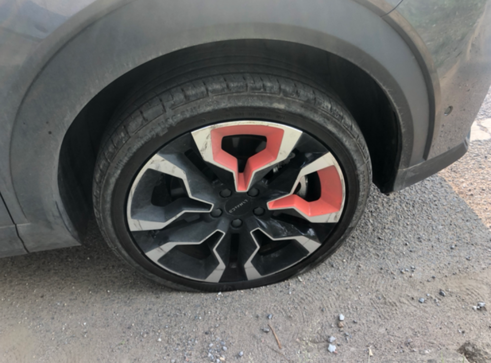 俩胎同时爆了
行车记录仪显示踩着刹车、车速54、一个脸盆大小的的坑，跟车的时候没