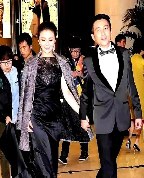 天啊！
他们俩竟然是夫妻？
那拍照左边那位打扮精致、气质优雅的难道不就是因《甄嬛