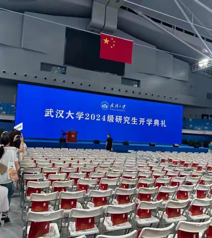 一场看似平常的开学礼，却演变成了全网瞩目的事件。
武汉大学开学礼上所呈现的图案，