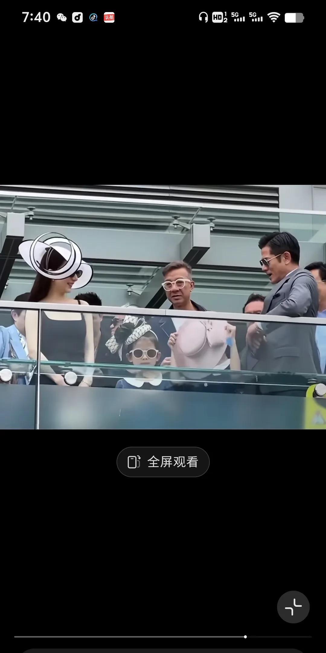 59岁郭富城携妻女现身马。5月25日，香港沙田马场热闹非凡。59岁的郭富城携小2