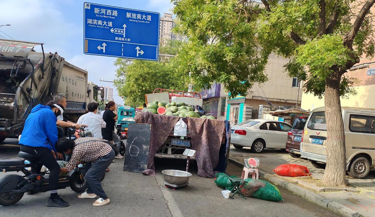 德州市大西瓜真的太便宜了！
6毛钱一斤，一个15斤西瓜才9块钱，而且又脆又甜。