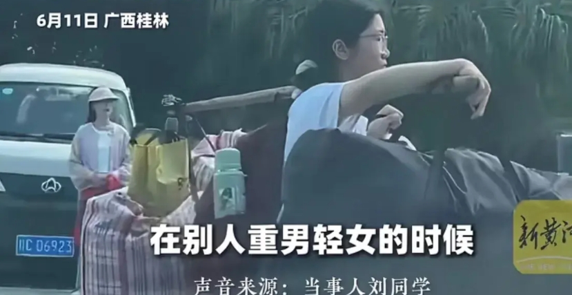 挑着行李的女孩透露自己的家庭状况，与其同情，不如羡慕！
她透露她的家里没有重男轻
