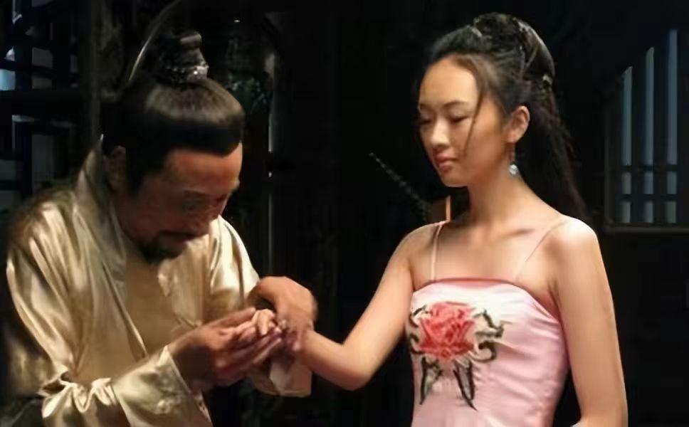 老光棍在小巷遇见一个迷路的妙龄女子，他把女子哄骗回家，当晚就与她做了真夫妻，可第
