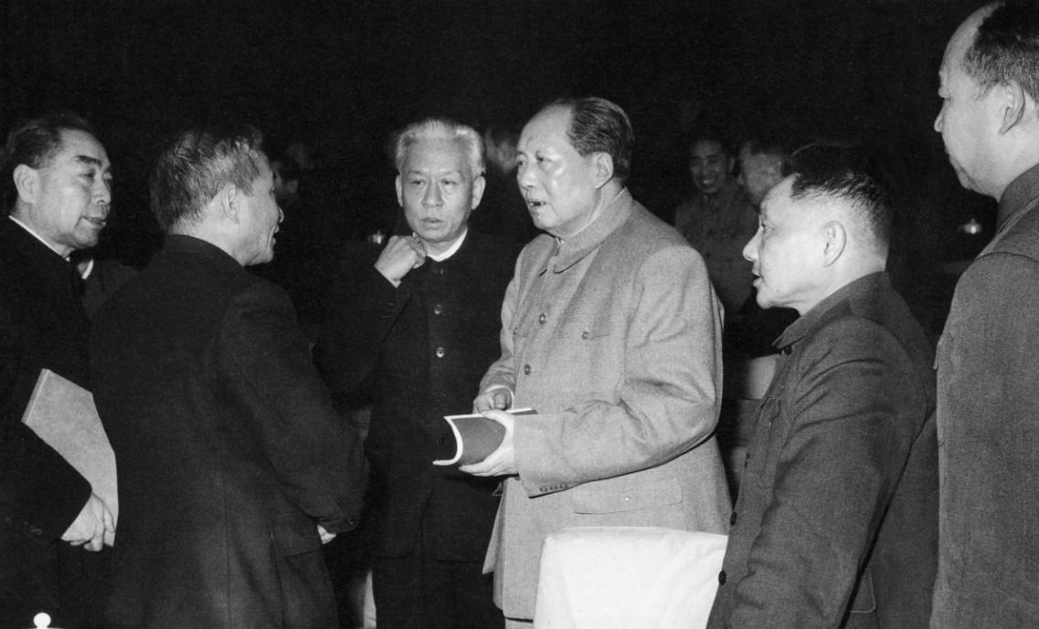 1962年8月6日毛主席在北戴河主持会议，他说：过去几年，我们有许多工作搞得不好