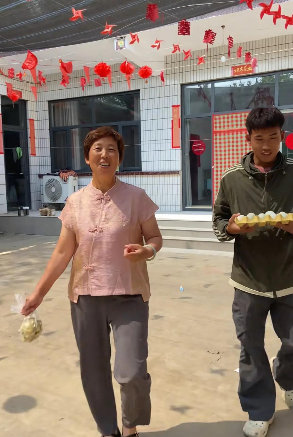 这傻大妮现在连呼吸都是错的！看，刚发的视频，再次沦陷。
聪聪今天回来，临走时傻大