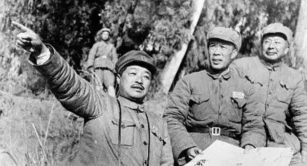 1928年寒冬，贺龙率红军转战湘西。某日乔装成商人途经小镇，忽被一算命先生拽住衣