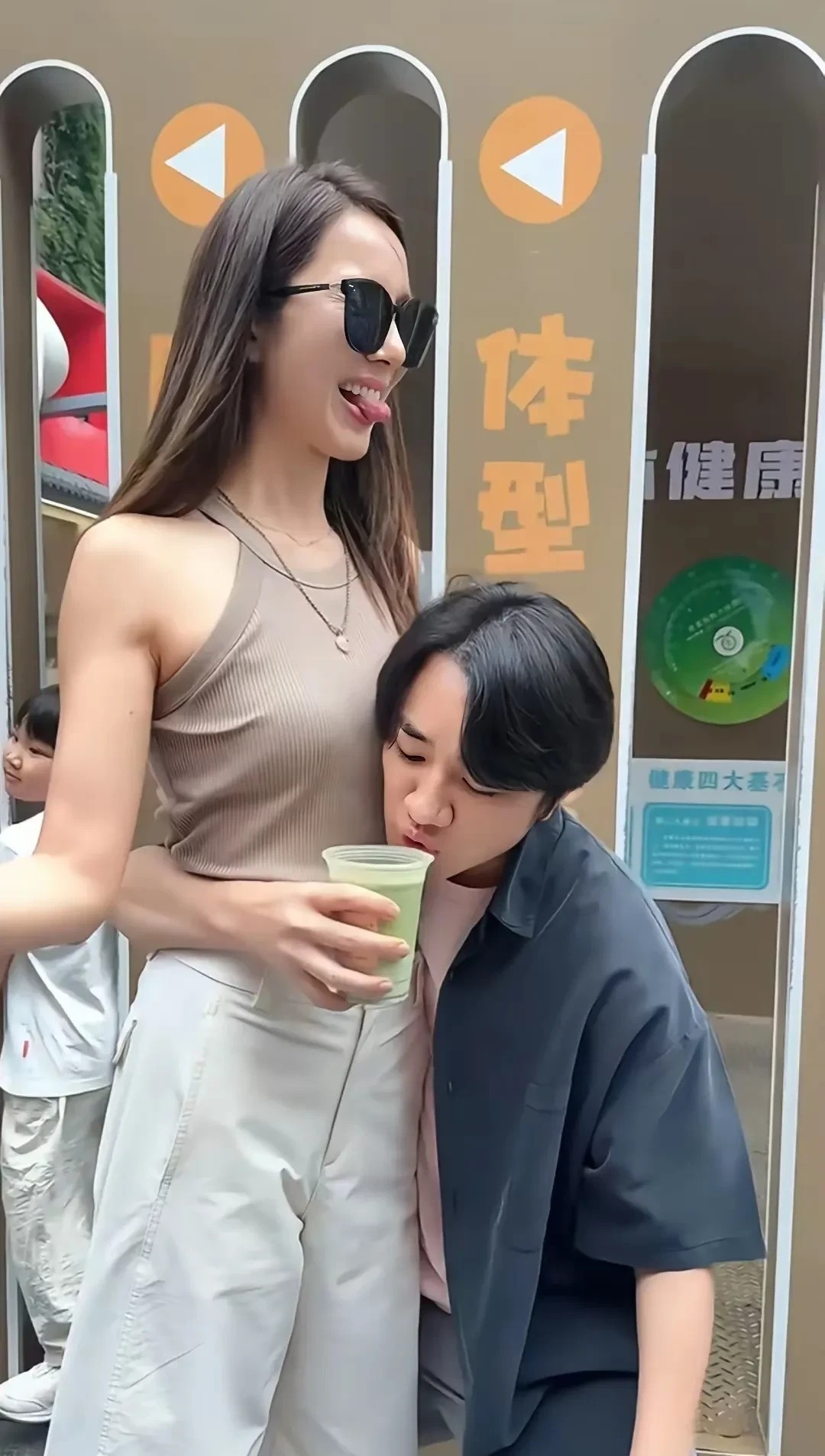王祖蓝和李亚男好恩爱啊！这夫妻喝奶茶测试身材互动真的太有趣了，明显王祖蓝的腰粗，