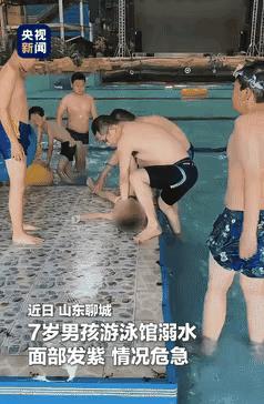这一幕震撼了无数人的心，视频中，男童在游泳时意外溺水，周围的人一时间都慌了神，那