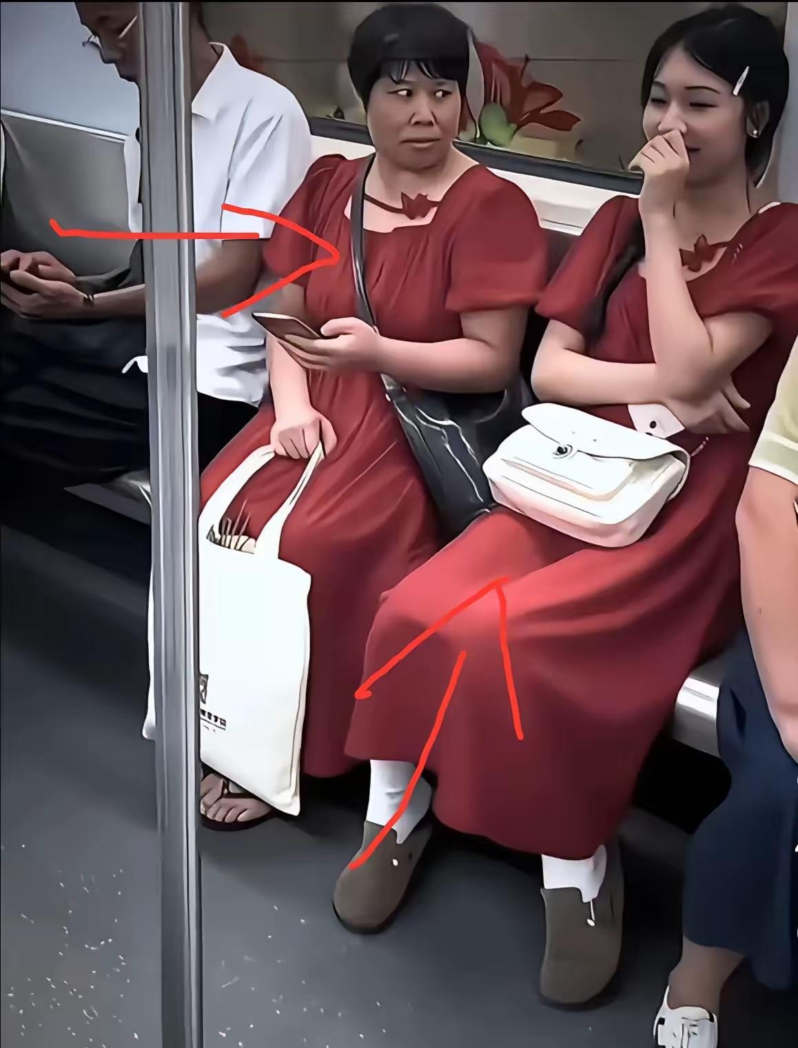 绝对搞笑又尴尬的场景，阿姨不高兴了，女孩不由自主笑了！
地铁上，一位阿姨与年轻女