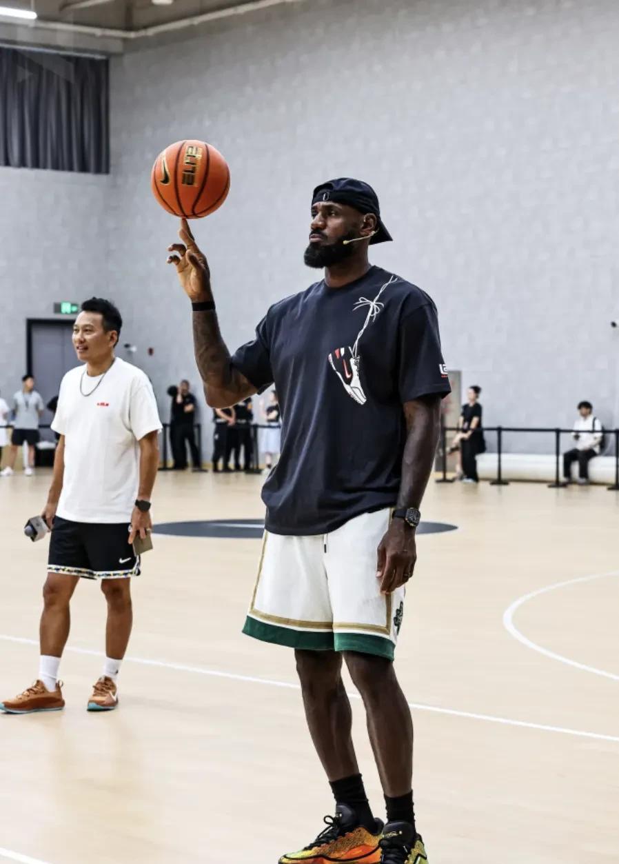 盘点一下NBA 几乎不受伤的超级巨星：
1. 斯托克顿
2. 飞人乔丹
3. 詹