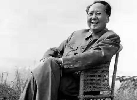 1951年，毛主席在接见许昌地委副书记纪登奎时，得知他的年龄还不到30岁，突然问