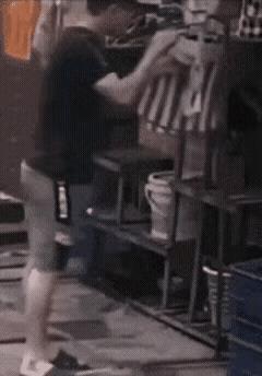 兄弟，你这胆子也太大了吧，
在监控之下，
你还这么明目张胆的偷别人晾晒的内衣裤，